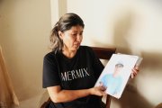 Doña Adilia muestra una fotografía reciente de su hijo desparecido.