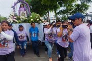 Un grupo de mujeres caminó con las imágenes de sus santos patronos.