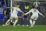 El centrocampista turco del Real Madrid Arda Guler (i) festeja tras marcar el tanto ante el Getafe