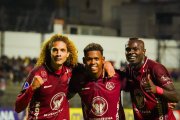 Jugadores del Mushuc Runa posan al celebrar el gol de Elian Caicedo (c).