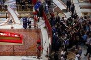 Largas filas se han formado en el Vaticano para despedir al pontífice.