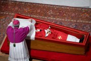 El ataúd del Papa fue sellado por el cardenal Kevin Farrell.