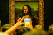 Se cree que da Vinci, comenzó a pintar la Mona Lisa alrededor de 1503 o 1504 en Florencia, Italia, y trabajó en ella durante varios años, perfeccionándola hasta su muerte en 1519.