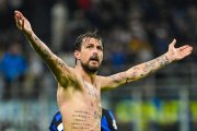 Francisco Acerbi se quitó la camiseta al celebra su con para Inter de Milán en la semifinal de Champions League.