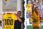 Carlos Muñoz con la camisita del Centenario en homenaje a su padre.