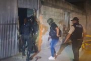 Policías ejecutaron operativos luego de los crímenes. Hubo tres aprehendidos.