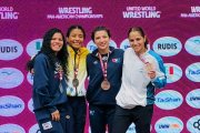 La Tigra (segunda desde a izquierda) con las integrantes del podio de los 53 kg, tras ganar el oro en México.