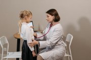 Los chequeos médicos en niños son relevantes para su correcto desarrollo.