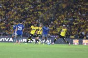 Barcelona SC y Emelec chocan en el estadio Monumental.