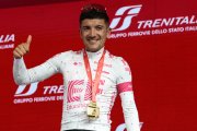 Richard Carapaz en el podio tras su victoria en la etapa 11 del Giro de Italia.
