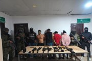 Los capturados junto a las armas y municiones decomisadas.