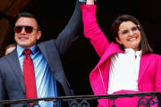 Daniel Noboa junto a María José Pinto.