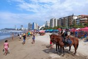 Turistas disfrutan del feriado en las playas de Esmeraldas.