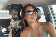 La Flaca con su nuevo look junto a su perro Otto.