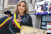 Rossanna es una artista ecuatoriana que actualmente impulsa su carrera musical desde Medellín, Colombia.