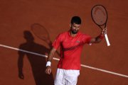 Novak Djokovic celebra su victoria sobre Cameron Norrie en el partido individual masculino del complejo Roland Garros de París.