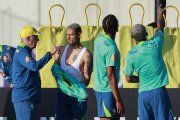 El entrenador de la selección brasileña de fútbol, Carlo Ancelotti, habla con Richarlison durante un entrenamiento en el centro de entrenamiento del club Corinthians, en Sao Paulo, Brasil.
