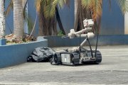 El escuadrón antibombas utilizó un robot para detonar el paquete sospechoso.