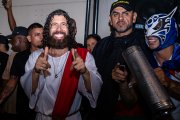 La presencia de Jesús enciende la fiesta en la Calle del Sabor de Cali. Decenas de personas lo rodean para cantar, tocar instrumentos o tomarse fotografías.