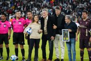 Edgardo Bauza tuvo un sentido homenaje durante la Noche Blanca de 2025.
