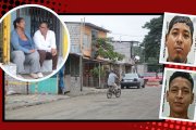 Kenny Andrés y Adrián Arom Aguirre Correa dormían tranquilamente cuando la muerte los sorprendió. Su agresor ingresó por el techo del patio de su vivienda, ubicada en las calles 45 y la P, en el suburbio de Guayaquil, y los atacó brutalmente con un arma blanca mientras descansaban.

El hecho violento ocurrió alrededor de las 03:00 de la madrugada de este sàbado 14 de junio. Con este doble crimen, el distrito Portete, al que pertenece el sector donde sucedió el ataque, alcanzó los 175 homicidios en lo que va del año, cifra que supera en 101 casos los registrados en el mismo período de 2024, según datos policiales.

Una moradora, que pidió reserva de su identidad por temor a represalias, relató que no escucharon gritos de auxilio hasta que Kenny Andrés, el mayor de los hermanos, salió ensangrentado de la casa pidiendo ayuda.

“Tenía cortes por todo el cuerpo, especialmente en el tórax, y una herida profunda en el cuello. Como pudo, llegó hasta la casa de enfrente gritando por auxilio, pero enseguida se desplomó debido a la gravedad de las heridas y falleció”, contó la vecina, aún alarmada. Asimismo, recordó que el cuerpo de Adrián Arom quedó tendido en el patio del domicilio y presentaba heridas aún más violentas que las de su ñaño.

“A él le cortaron la yugular, lo apuñalaron en la cara y le ‘picaron’ los ojos. Su cuerpo estaba bañado en sangre, casi sin ropa”, añadió.

Una tía de las víctimas manifestó que ambos jóvenes eran personas tranquilas. “Kenny trabajaba como mecánico y Adrián como reciclador. No entendemos por qué los mataron de forma tan brutal y con tanta saña”, señaló.

El padrastro de los jóvenes contó que ellos vivían solos y que su madre reside en España.

La Policía y la Fiscalía investigan este crimen como un caso de violencia extrema, sin que hasta el momento se haya determinado el motivo ni identificado al responsable, o si fue un solo agresor o varias personas las que ingresaron al inmueble, cuyas paredes del patio están cubiertas con láminas de zinc.

Sin embargo, una fuente policial reveló que, horas después del hecho sangriento, fue detenida un individuo que anteriormente había vivido en el domicilio junto a las víctimas.

“Al parecer, ellos le habían dado posada, pero hace algunos días le pidieron que se fuera. Los vecinos afirman no haber visto nada, y tampoco el sector cuenta con cámaras de seguridad”, informó a EXTRA la fuente policial. (AEB)