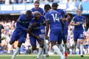 Moisés Caicedo (c) festeja uno de sus goles con los demás jugadores de Chelsea