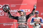 La felicidad de Marc Márquez en el podio, tras adjudicarse el Gran Premio de Italia.
