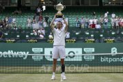 Bublik levanta el trofeo del torneo de Halle tras vencer a Medvedev por 6-3 y 7-6(4), después de una hora y 23 minutos,