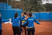 Las jugadoras de la selección ecuatoriana femenina de tenis celebraron tras definir la serie en el partido de dobles.