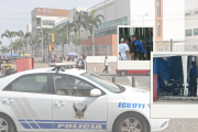 EXTRA corroboró que dos guardias de seguridad se encontraban en la entrada vehicular del hospital.