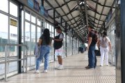 En la parada Hospital Guayaquil apenas cinco usuarios esperaban la llegada del bus de la Troncal 4 de la Metrovía.