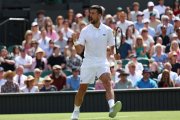 Novak celebra su punto contra el británico Daniel Evans durante su partido de segunda ronda en Wimbledon.