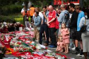 Hinchas de Liverpool acudieron a Anfield para homenajear a Diogo Jota.