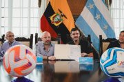 El alcalde Aquiles Alvarez y el presidente de LigaPro, Miguel Ángel Loor, firmaron el convenio que da luz verde a este torneo.
