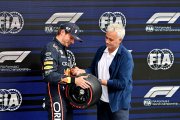 Max Verstappen (i) recibió el premio por la clasificación del técnico José Mourinho.