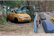 De este taxi amarillo descendió el sujeto que se acercó a la estudiante.