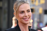 Charlize Theron habló de sus experiencias sexuales en un podcast.