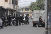 El cuerpo fue encontrado flotando sin camiseta, con un disparo en el rostro; moradores ayudaron a sujetarlo hasta la llegada de la Policía.