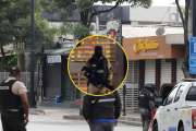 Un guardia armado con fusil recibe ahora a los comensales en el Rukito de Urdesa.