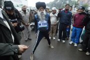 Fauja Singh (C), en una de sus competencias. Murió en su pueblo, en India,