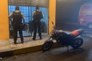 Policías examinaban y custodiaban la escena del crimen.