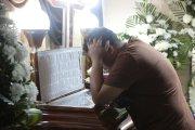 Familiares lamentan la pérdida de su ser querido.