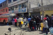 El tanquero del Cuerpo de Bomberos de Ambato recorrió más de 120 km diarios para dotar de agua al sur de Quito durante 10 días.