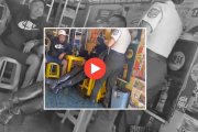 Los policías fueron captados infraganti mientras bebían licor dentro de una tienda.