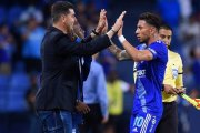 Ismael Rescalvo lo dirigió a Joao Rojas (d) en Emelec, pero aún no puede hacerlo en Barcelona.