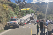 Auto del rally Vuelta al Ecuador tras perder pista en Aguaján, provocando un trágico accidente con víctimas mortales.
