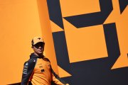 El piloto de McLaren Lando Norris camino al paddock en el circuito de Hungaroring, en Hungría.