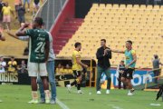 Ismael Rescalvo (c) denontó felicidad luego de su primer triunfo en el Monumental como técnico de Barcelona. Fue ante Orense.