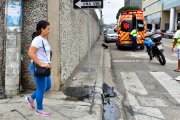 Accidente de tránsito dejó persona herida, el hecho ocurrió por qué los autos esquivan un hueco en la calle.