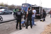 La motocicleta de la víctima quedó destrozada por el accidente.